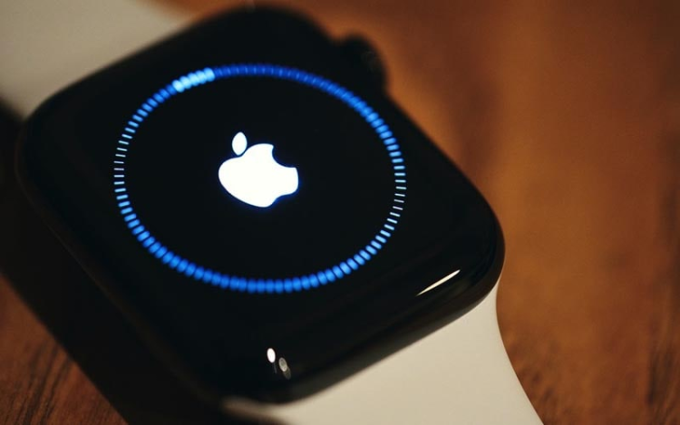 Apple Watch bị treo táo khi sạc